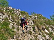 43 Su roccette con uso delle mani per salire sulla cresta per vetta Cornagera 